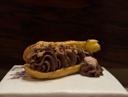 Eclaire con Ganache al Fondente e Gelatina di Sambuca