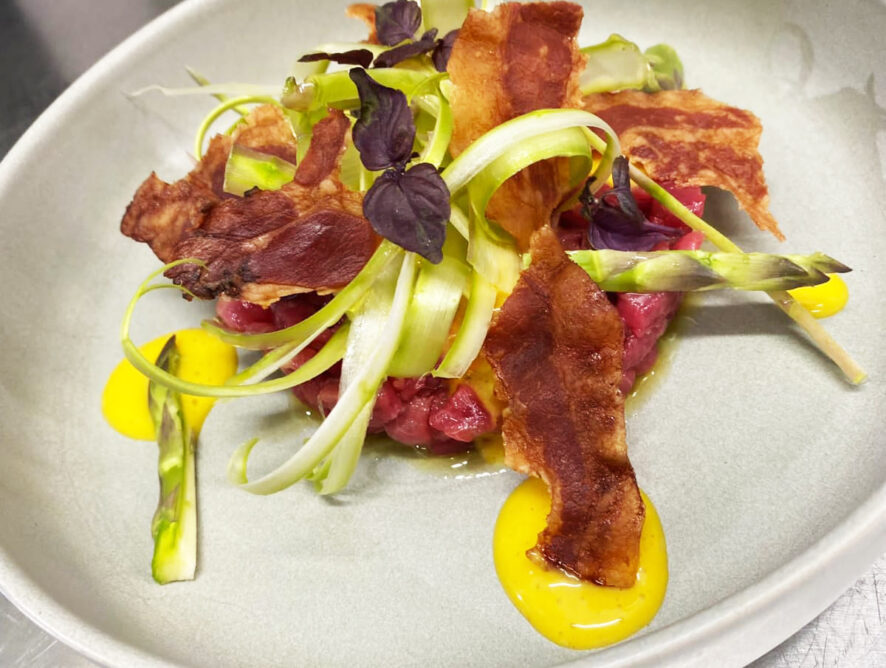 Battuta di Marchigiana con Crudità di Asparagi e Salsa alla Carbonara