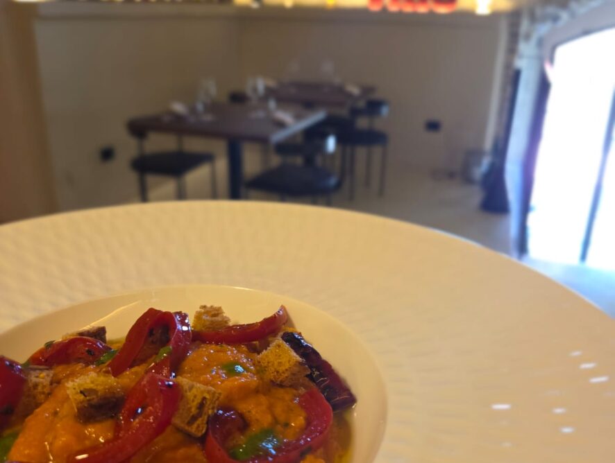 Gazpacho con Peperoni Grigliati e Crostini