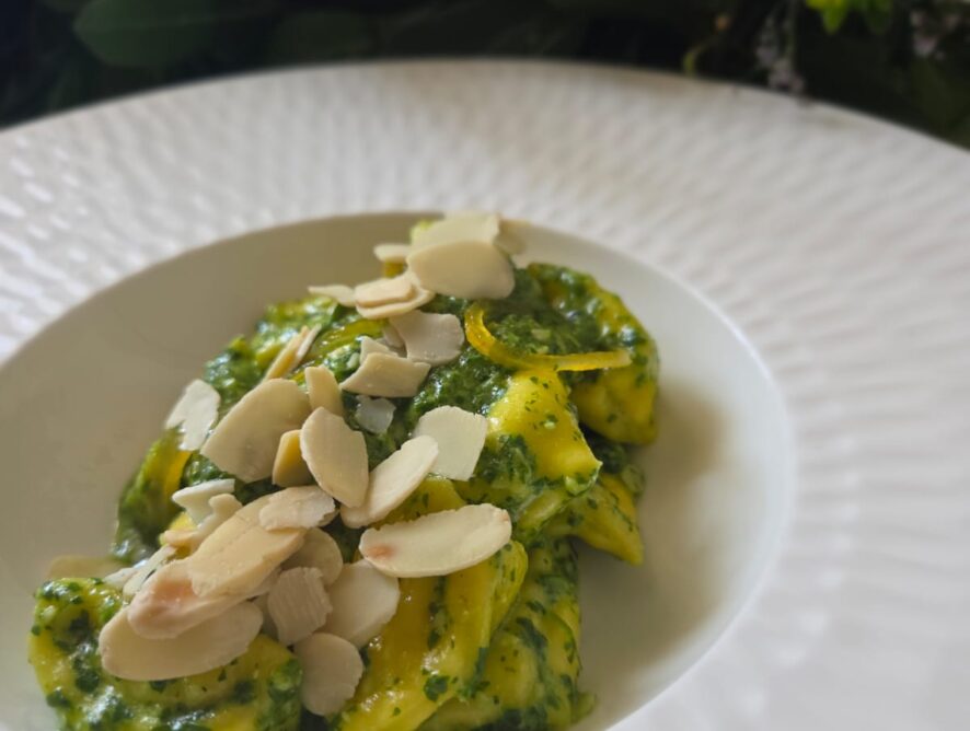 Ravioli Ricotta e Limone con pesto di rucola e Mandorle tostate